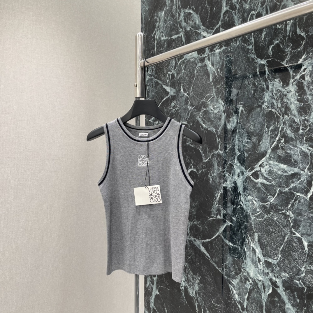 罗意威 26春夏新款 针织背心 圆领无袖设计+黑色撞色边 简约又精致 胸前品牌刺绣 辨识度满分 细节控必