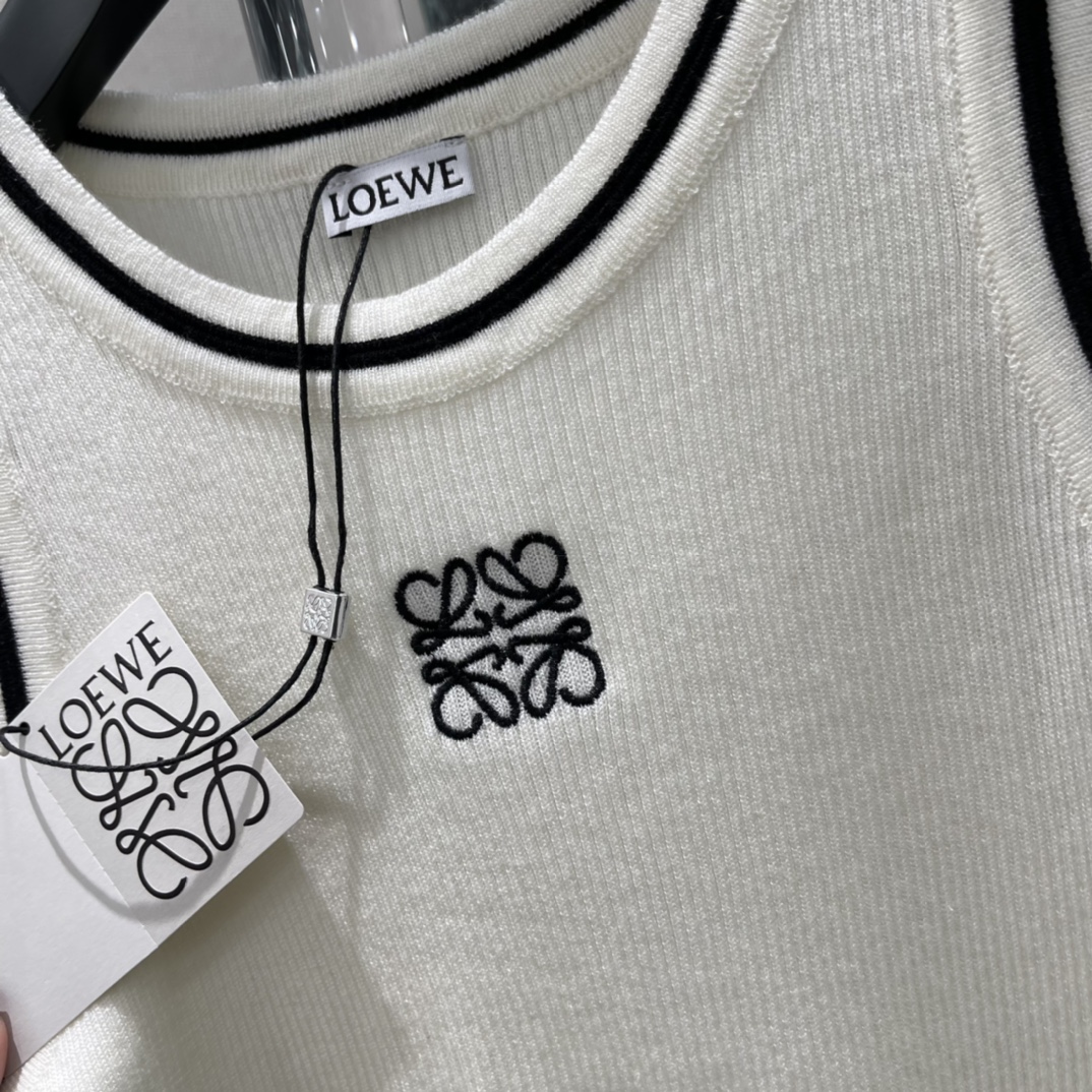 罗意威 26春夏新款 针织背心 圆领无袖设计+黑色撞色边 简约又精致 胸前品牌刺绣 辨识度满分 细节控必