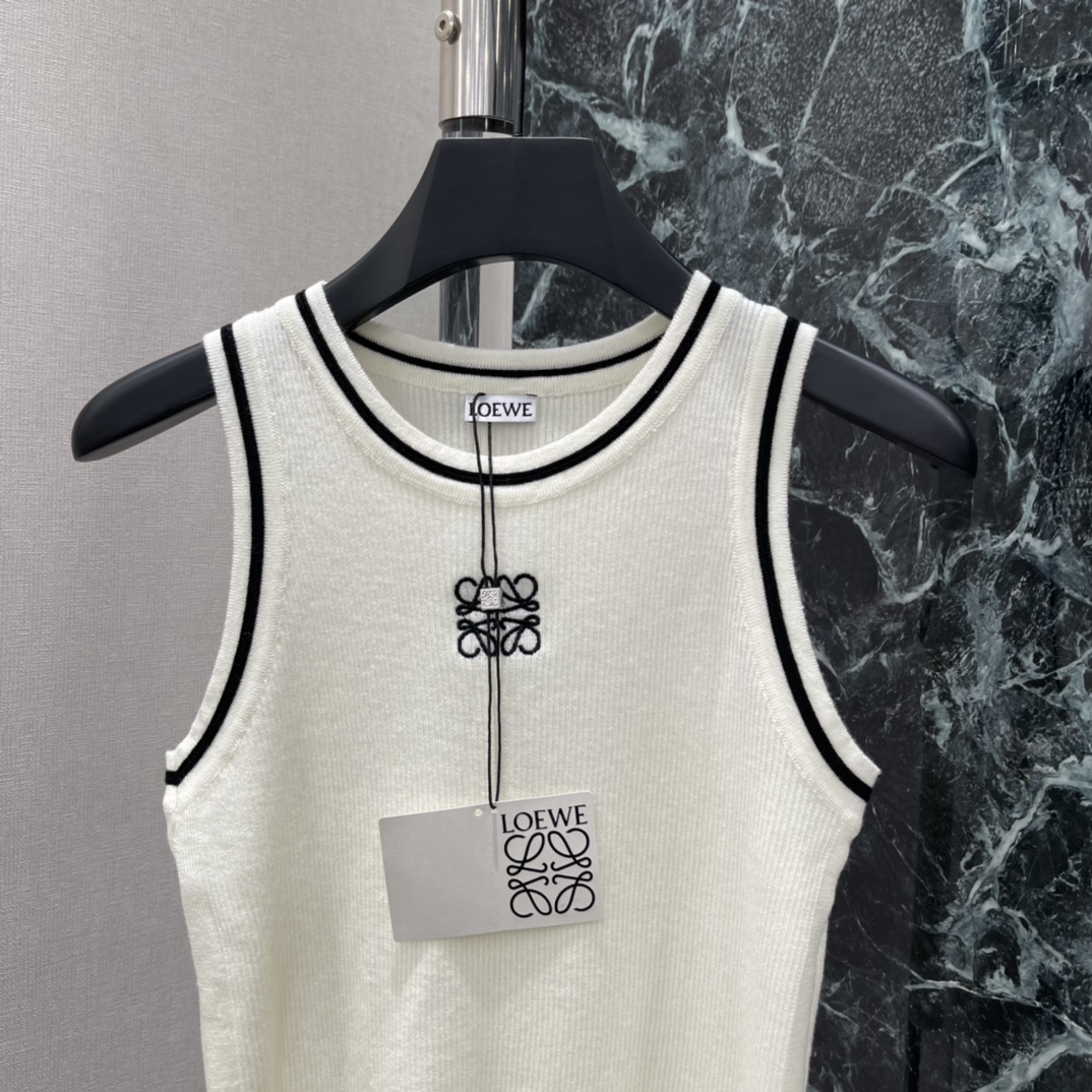 罗意威 26春夏新款 针织背心 圆领无袖设计+黑色撞色边 简约又精致 胸前品牌刺绣 辨识度满分 细节控必