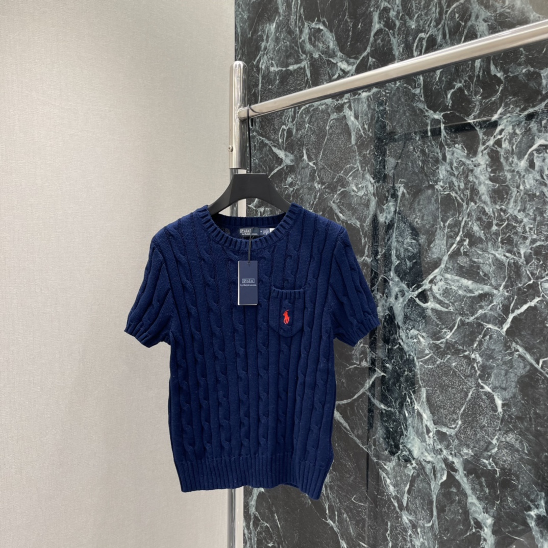 拉夫 26春夏新款 绞花针织短袖 麻花纹理+胸前小马刺绣口袋，细节满分 圆领设计简约百搭 单穿或内搭都很