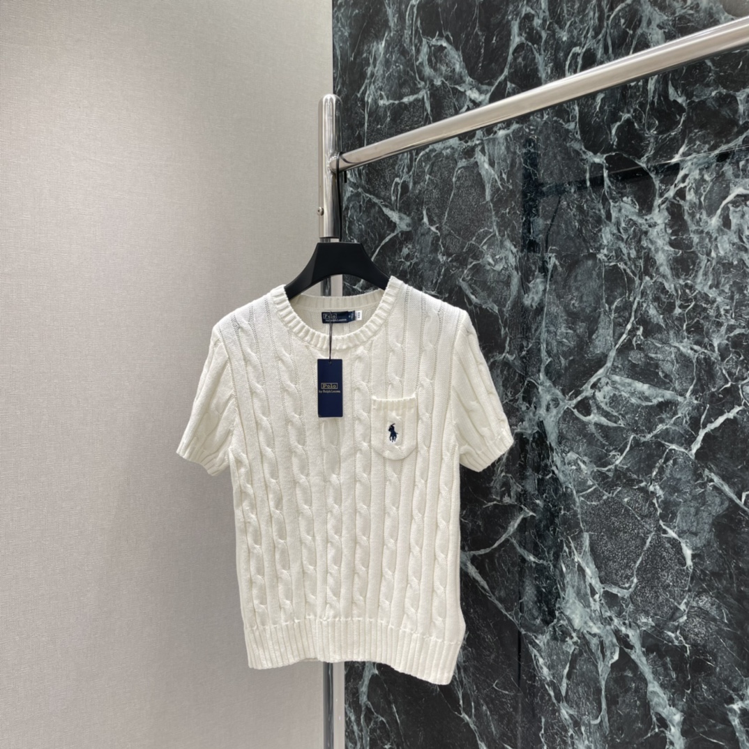 拉夫 26春夏新款 绞花针织短袖 麻花纹理+胸前小马刺绣口袋，细节满分 圆领设计简约百搭 单穿或内搭都很