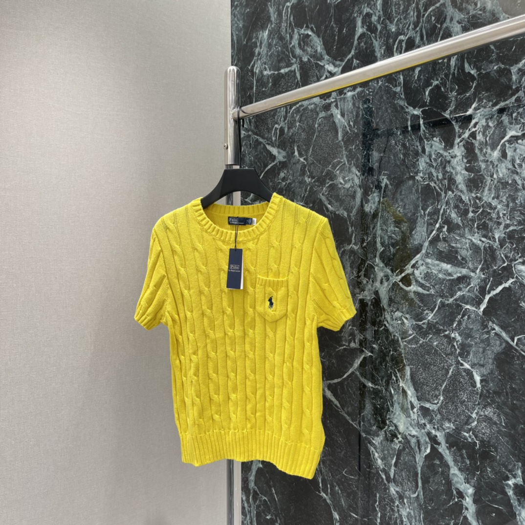 拉夫 26春夏新款 绞花针织短袖 麻花纹理+胸前小马刺绣口袋，细节满分 圆领设计简约百搭 单穿或内搭都很