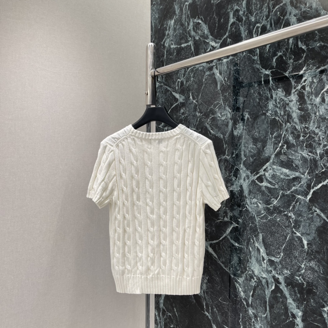 拉夫 26春夏新款 绞花针织短袖 麻花纹理+胸前小马刺绣口袋，细节满分 圆领设计简约百搭 单穿或内搭都很