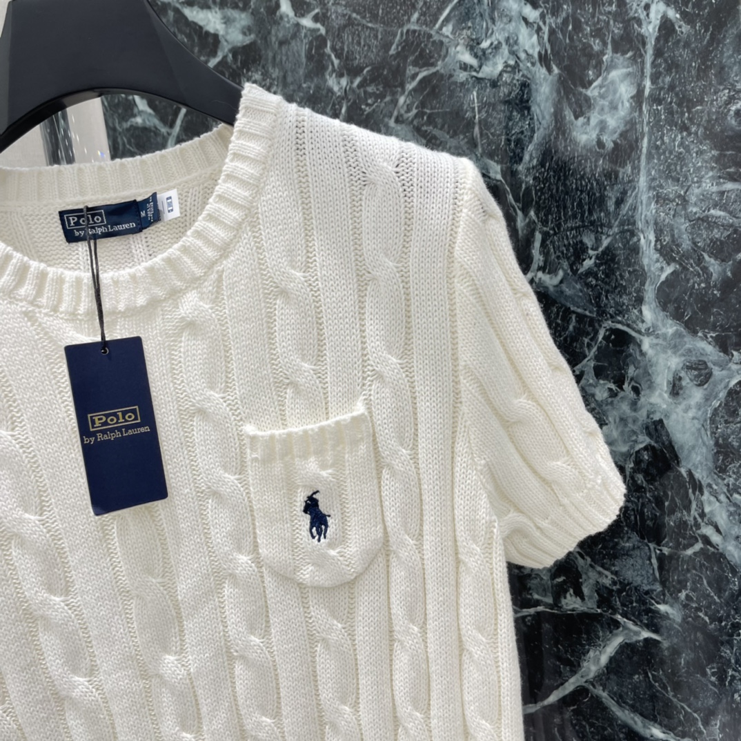 拉夫 26春夏新款 绞花针织短袖 麻花纹理+胸前小马刺绣口袋，细节满分 圆领设计简约百搭 单穿或内搭都很