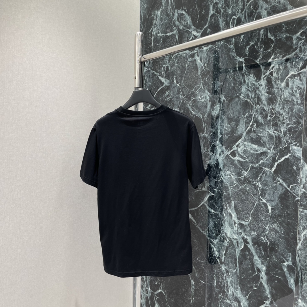 G家 26春夏新款 印花LOGO短袖T恤 胸前双G刺绣+品牌LOGO，辨识度满分。圆领设计简约百搭，男女