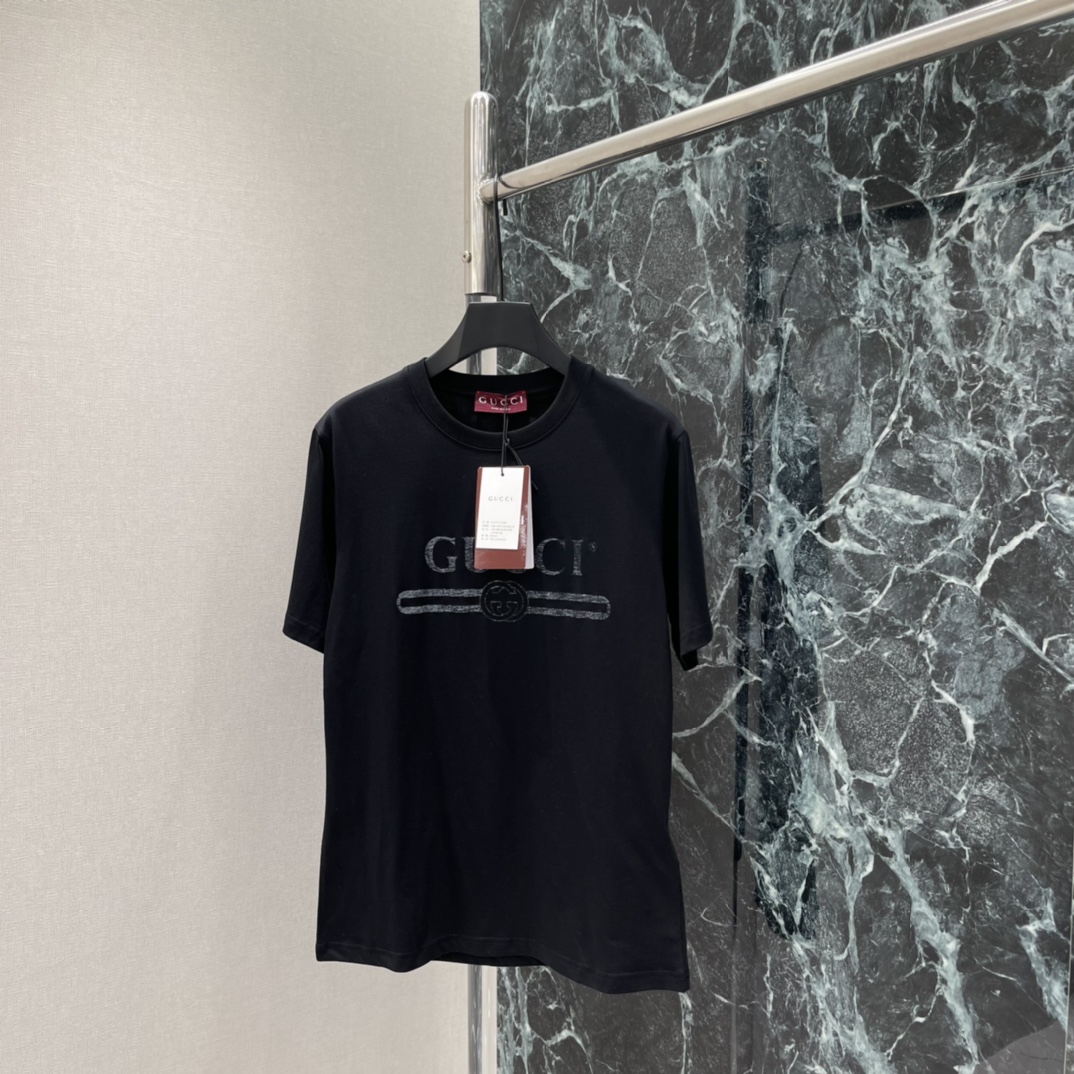 G家 26春夏新款 印花LOGO短袖T恤 胸前双G刺绣+品牌LOGO，辨识度满分。圆领设计简约百搭，男女