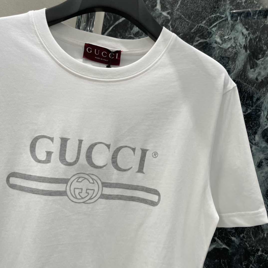 G家 26春夏新款 印花LOGO短袖T恤 胸前双G刺绣+品牌LOGO，辨识度满分。圆领设计简约百搭，男女