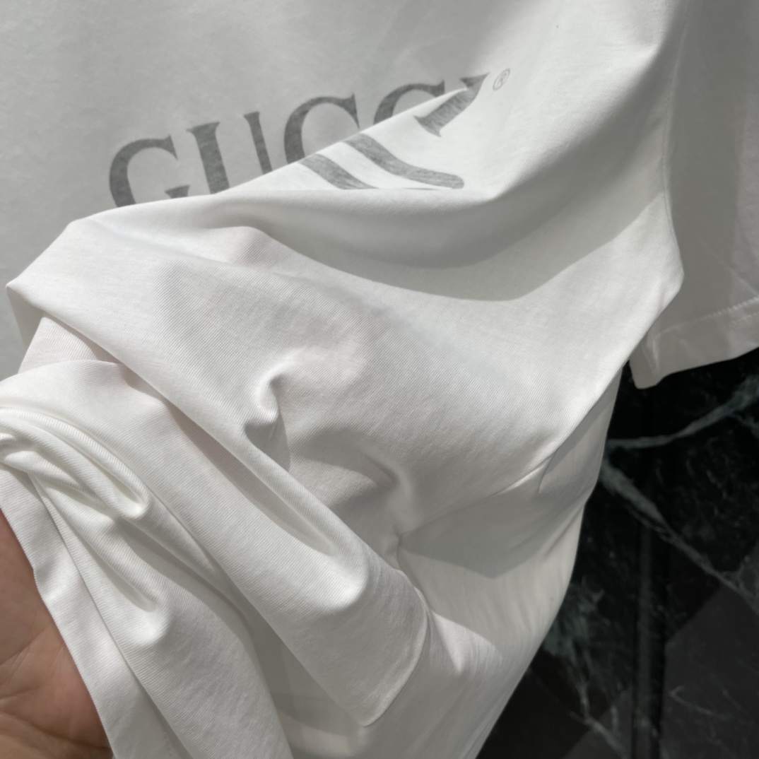 G家 26春夏新款 印花LOGO短袖T恤 胸前双G刺绣+品牌LOGO，辨识度满分。圆领设计简约百搭，男女