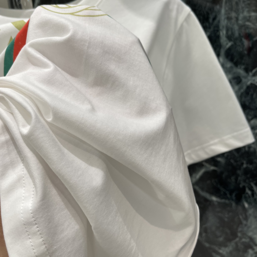 G家 26春夏新款 Logo印花T恤 胸前金色”GUCC“字母+红绿织带+双G标志，辨识度超高 宽松版型