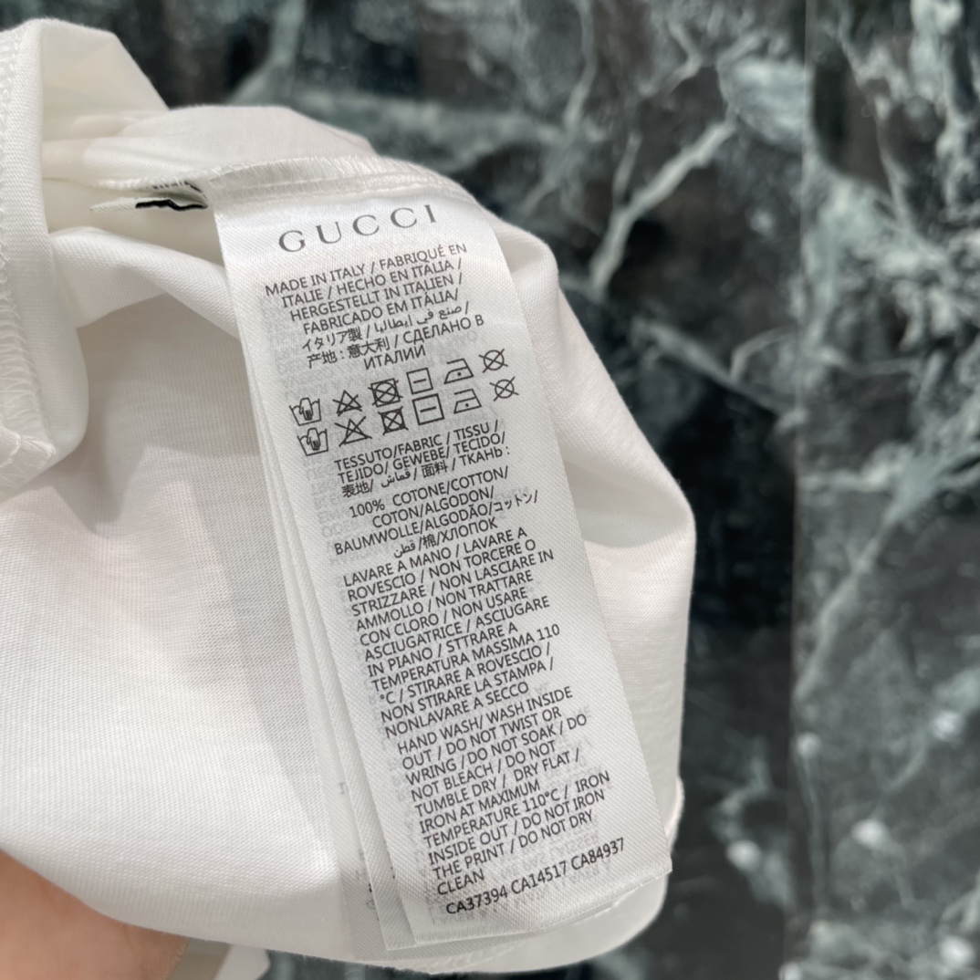 G家 26春夏新款 Logo印花T恤 胸前金色”GUCC“字母+红绿织带+双G标志，辨识度超高 宽松版型