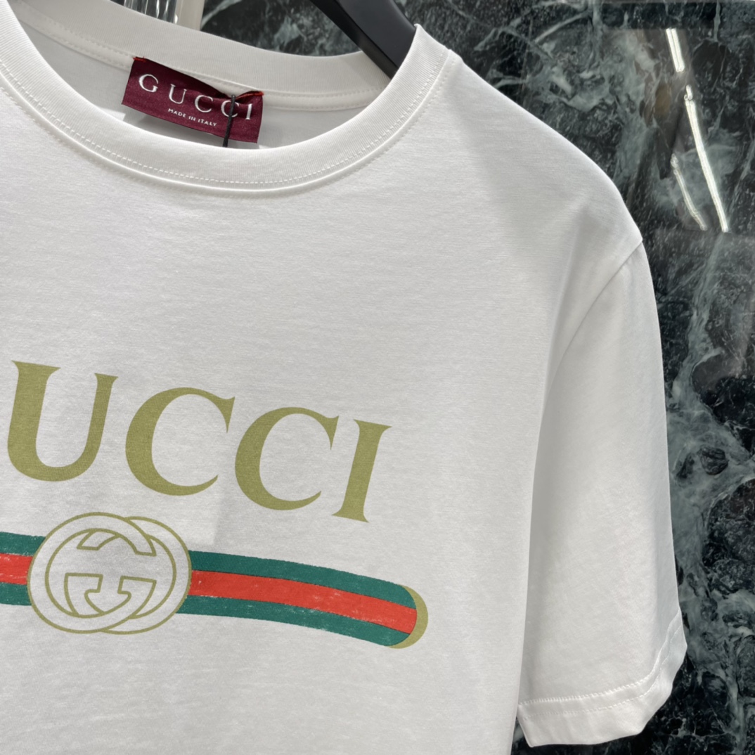 G家 26春夏新款 Logo印花T恤 胸前金色”GUCC“字母+红绿织带+双G标志，辨识度超高 宽松版型