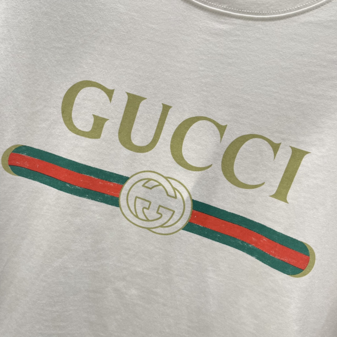 G家 26春夏新款 Logo印花T恤 胸前金色”GUCC“字母+红绿织带+双G标志，辨识度超高 宽松版型