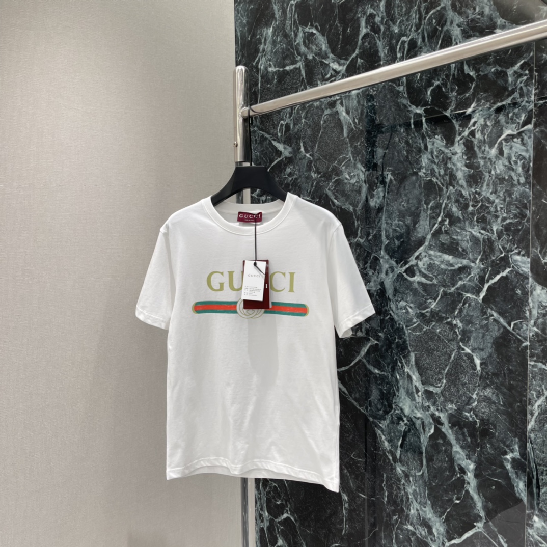 G家 26春夏新款 Logo印花T恤 胸前金色”GUCC“字母+红绿织带+双G标志，辨识度超高 宽松版型