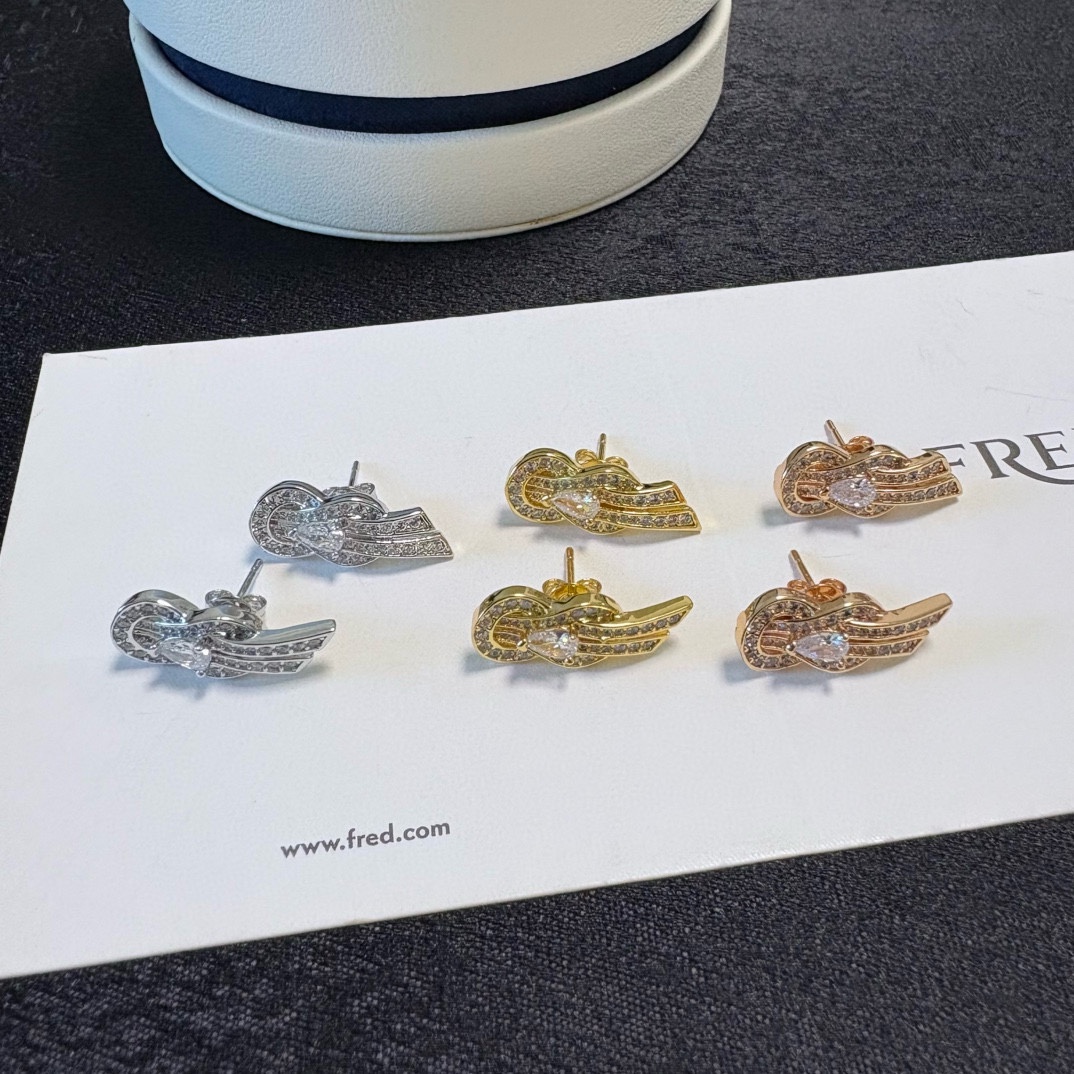 Fred 新品发布 火爆 Fred斐登玫瑰金满钻小马蹄8字扣中性款高品质小耳钉
