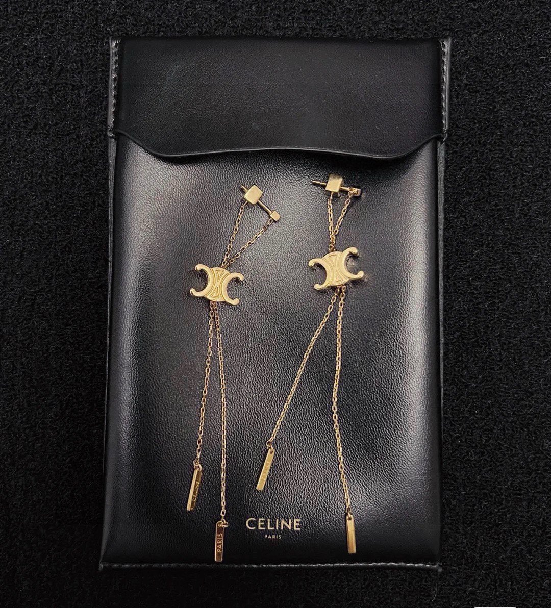 Celine Celine赛琳中古流苏耳钉 赛琳已经自成一股流行元素 持续为女性诠释优雅、创造