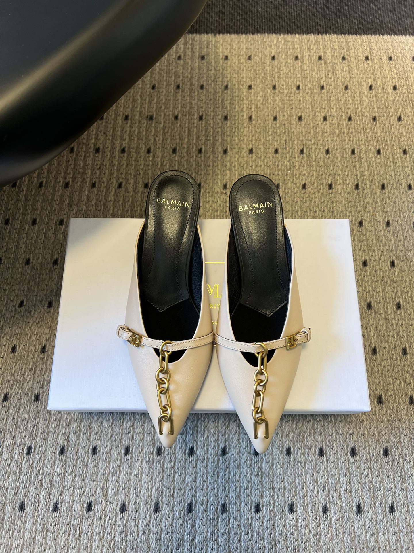 NO:747137,Balmai*'s new elegant retro chain point-toe shoes for early spring. The toes are light and French elegance is hidden in the details. BALMAIN's iconic metal chain collides with a retro accent on the point-toe shoes. The luster of patent leather and the gentleness of suede each have their own highlights. The laziness of Muller drag just balances the sense of sophistication. Commuting, dating, dinner... step on it and step into a high-end atmosphere.  The neat pointed toe modifies the foot shape, and the golden chain illuminates the upper. The patent leather model has its own luster, and the suede model is gentle and high-end. You can put it on and go out. It is suitable for suits, skirts, dresses... It is an 'atmosphere artifact' that can hold in all occasions, fashionable and noble. Cowhide upper, sheepskin lining, genuine leather outsole, increased size 4.5cm, size 35-40, half drag, balmain, skirts, business  suit,cowhide,sheepskin,chamois leather,Leather soles19860909Balmai*早春新款优雅复古链条尖头鞋 鞋尖轻扬,是藏在细节里的法式优雅,BALMAIN标志性金属链条,在尖头鞋上碰撞出复古腔调,漆皮的亮泽、麂皮的温柔,每一款都自带高光,穆勒拖的慵懒感,刚好平衡了精致感.通勤、约会、晚宴…踩上它,一步踏入高级感氛围感. 利落尖头修饰脚型,金色链条点亮鞋面,漆皮款自带光泽感,麂皮款温柔又高级,套上就能出门,适配西装、半裙、连衣裙…是能hold住所有场合的「氛围感神器」,时髦又显贵. 鞋面牛皮 内里羊皮 大底真皮大底 增高4.5cm size35-40码,半拖,balmain,skirts,business suit,cowhide,sheepskin,chamois leather,Leather soles,Women's Shoes