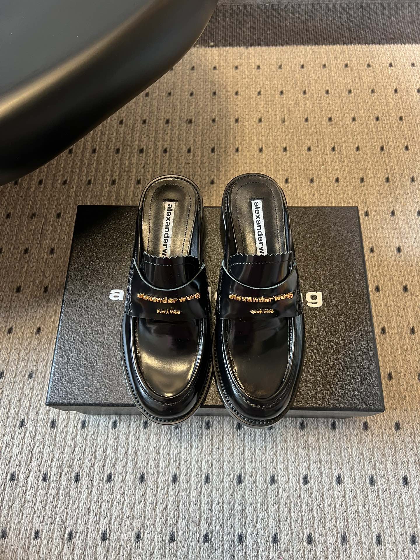 NO:747111,Alexander Wan* aw carter Alexander Wan* aw carter half-slipper loafers are effortlessly fashionable when you step on them. The shiny leather collides with the thick sole outline, and the metal letter band highlights the details. The laziness of the Muller drag conceals the neat attitude of urbanites. They can be used for commuting in the morning, visiting coffee shops, and going out on the weekends... Stepping on these shoes, they are casual and aura, and they are the 'ambience cheat' for lazy people.  Lazy and fashionable, one step is perfect, the retro tone of glossy leather, the neat support of the thick sole. The metal letter band is the finishing touch, and the lazy feeling of Muller dragging, just balances the fast pace of the city. You don’t need to dress up deliberately, just step on it, it is a daily fashionable sense with your own attitude. The upper is beaded cowhide, the lining is sheepskin, and the original molded outsole is increased by 4.5cm. Size: 35-40 (40  Customization is not returnable), semi-trailer, alexander wang, cartier, loafers, cowhide, sheepskin19860909Alexander Wan* aw carter亚历山大王 半拖乐福鞋 一脚蹬开,是毫不费力的时髦感,亮面皮革碰撞厚底轮廓,金属字母饰带点亮细节.穆勒拖的慵懒感,藏着都市人的利落态度,早八通勤、咖啡探店、周末出街…踩上它,随性又有气场,懒人穿搭的「氛围感作弊器」 懒系时髦,一步到位,亮面皮革的复古腔调,厚底的利落支撑.金属字母饰带是点睛之笔,穆勒拖的慵懒感,恰好平衡了都市的快节奏,不用刻意打扮,踩上它,就是自带态度的日常时髦感. 鞋面开标珠牛皮 内里羊皮 大底原版开模大底 增高4.5cm Size:35-40（40 定制不退换）,半拖,alexander wang,cartier,loafers,cowhide,sheepskin,Women's Shoes