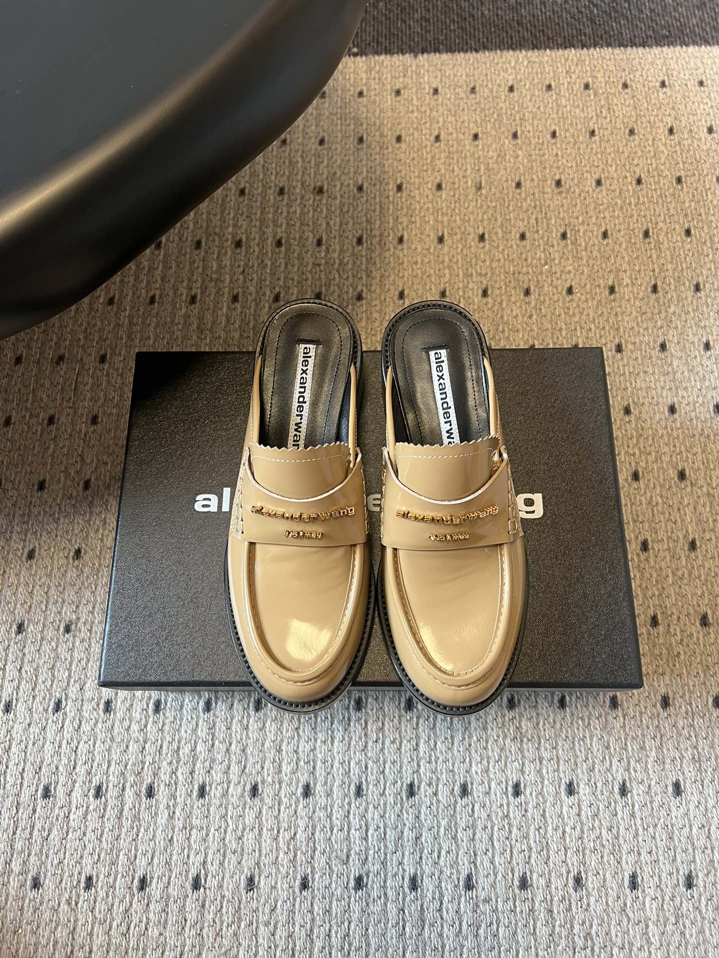 NO:758917,Top-quality Alexander Wan* aw carter Alexander Wang half-slipper loafers are effortlessly fashionable when you step on them. The shiny leather collides with the thick-soled outline, and the metal letter band highlights the details. The lazy feeling of the Muller drag conceals the neat attitude of urbanites. They can be used for commuting in the morning, visiting coffee shops, and going out on the weekends... Stepping on these shoes, they are casual and aura, and they are the 'ambience cheat' for lazy people.  Lazy and fashionable, one step is perfect, the retro tone of glossy leather, the neat support of the thick sole. The metal letter band is the finishing touch, and the lazy feeling of Muller dragging, just balances the fast pace of the city. You don’t need to dress up deliberately, just step on it, it is a daily fashionable sense with your own attitude. The upper is beaded cowhide, the lining is sheepskin, and the original molded outsole is increased by 4.5cm. Size: 35-40 (40  Customization is not returnable), semi-trailer, alexander wang, cartier, loafers, cowhide, sheepskin19860909顶级品质 Alexander Wan* aw carter亚历山大王 半拖乐福鞋 一脚蹬开,是毫不费力的时髦感,亮面皮革碰撞厚底轮廓,金属字母饰带点亮细节.穆勒拖的慵懒感,藏着都市人的利落态度,早八通勤、咖啡探店、周末出街…踩上它,随性又有气场,懒人穿搭的「氛围感作弊器」 懒系时髦,一步到位,亮面皮革的复古腔调,厚底的利落支撑.金属字母饰带是点睛之笔,穆勒拖的慵懒感,恰好平衡了都市的快节奏,不用刻意打扮,踩上它,就是自带态度的日常时髦感. 鞋面开标珠牛皮 内里羊皮 大底原版开模大底 增高4.5cm Size:35-40（40 定制不退换）,半拖,alexander wang,cartier,loafers,cowhide,sheepskin,Women's Shoes