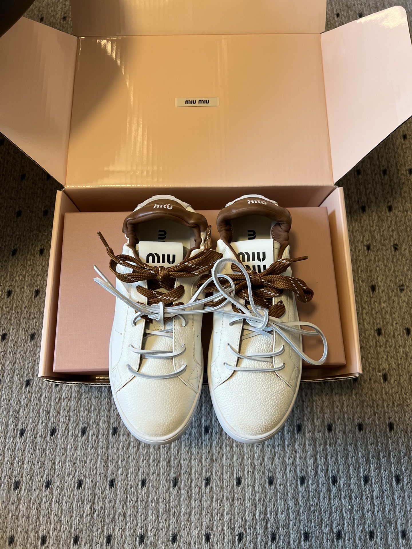 NO:758922,Guan version Miu Mi* 26ss early spring new Miu Miu white casual shoes. Combining girly and retro feel into a pair of shoes, this is Miu  The essence of Miu. The pebbled leather has a delicate texture. The contrasting color collar and double-layer shoelaces are the finishing touch. The three colors of brown, black and white balance the sweetness and coolness just right. The pleated tongue is lazy and casual, and the thick sole design quietly lengthens the leg lines. Whether it is paired with a pleated skirt, jeans or suit pants, it can instantly unlock the feeling of a wealthy family.  You don’t have to work hard to match them, this pair of shoes is an all-purpose fashionable cheat in your wardrobe, and you can walk with a sweet retro accent. Whoever wears it will look like the retro girl in the pictorial, this pair of shoes really welds 'nobleness and relaxation' to the feet!  Upper pebbled cowhide, lining mixed sheepskin/cowhide, outsole rubber outsole Size35-40 (40 customized, non-returnable), casual shoes/sports shoes, miumiu, sneakers, skirts, jeans, business suit, cowhide, sheepskin19860909莞版 Miu Mi* 26ss 早春新款缪缪小白鞋休闲鞋 把少女感和复古感揉进一双鞋里,这才是Miu Miu的精髓.荔枝纹皮革自带细腻肌理,撞色鞋口与双层鞋带是点睛之笔,棕、黑、白三种配色把甜酷平衡得刚刚好.褶皱鞋舌慵懒又随性,厚底设计悄悄拉长腿部线条,无论是搭配百褶裙、牛仔裤还是西装裤,都能瞬间解锁富家千金感. 不用费力搭配,这双鞋就是你衣橱里的万能时髦作弊器,走路都带着清甜的复古腔调.谁穿谁是画报里的复古少女,这双鞋真的把“贵气又松弛”焊在脚上了！ 鞋面荔枝纹牛皮 内里混种羊皮/牛皮 大底橡胶大底 Size35-40（40 定制不退换）,休闲鞋/运动鞋,miumiu,sneakers,skirts,jeans,business suit,cowhide,sheepskin,Women's Shoes
