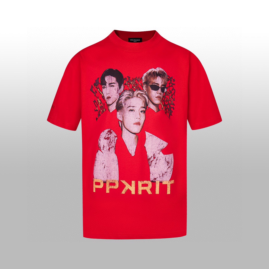P85 高版本 【BALENCIAG*】春夏新款短袖T-shirt 欧洲数码直喷技术 260克高克重棉感面料 挺括有型 图案清晰如手绘 无性别穿搭 情侣闺蜜可同款演绎 单穿慵懒随性 叠穿层次满分 💯 尺寸XSSML