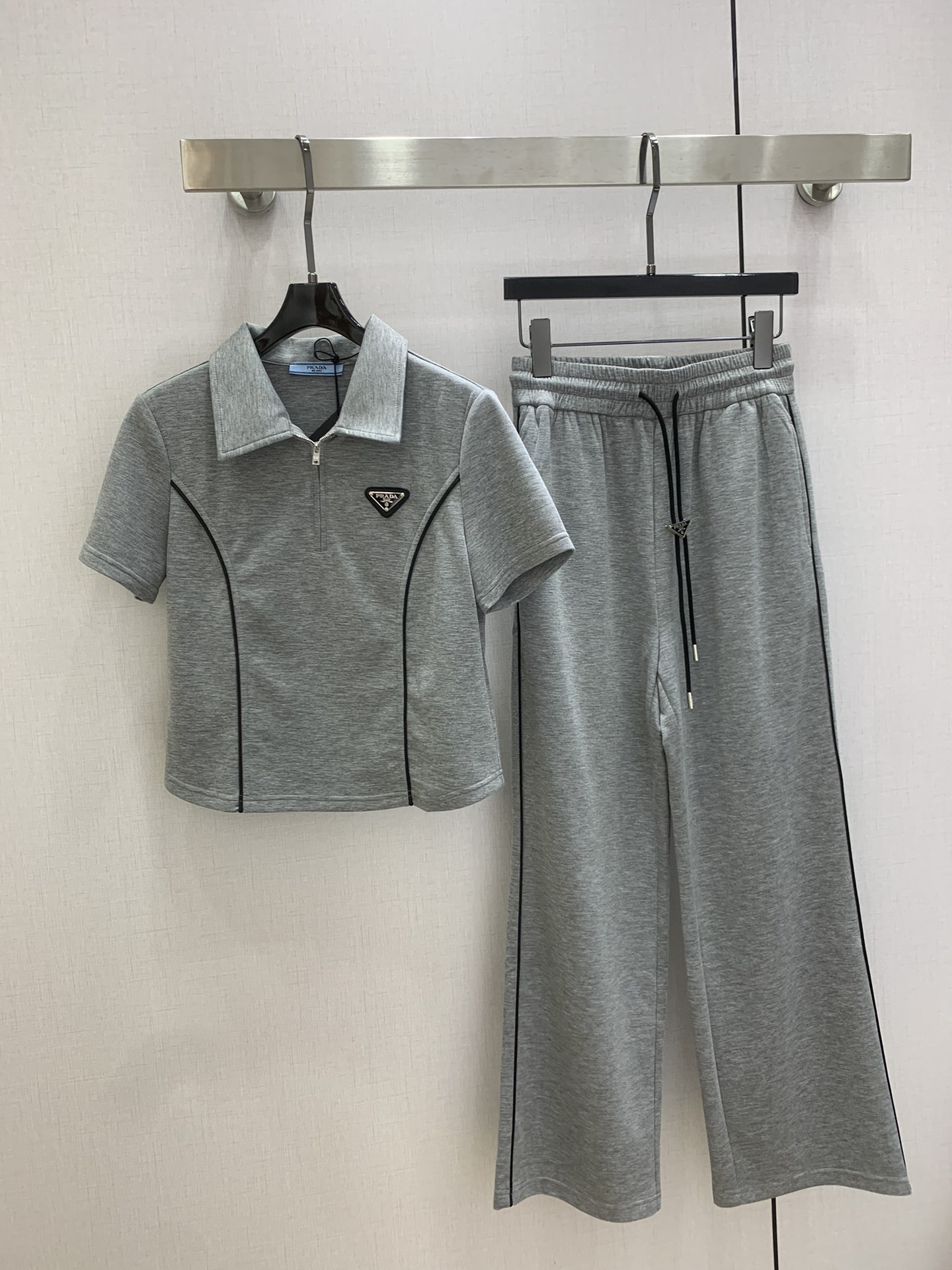 NO:751393,Highly recommended 26 early spring new style  The contrasting color splicing sports suit, with the classic triangle brand on the chest decorated with high-end air-layer fabrics, is the temperament of summer. The zipper lapel short-sleeved top is neat and slim, with a casual and sassy feel; the wide-leg pants are designed to hide the flesh and lengthen the legs, bringing a light aura when walking. The overall design is simple but not ordinary and casual, with a high-end style. Wear it out in the summer, whether it is for sports, shopping or dating, you can easily wear a sleek and slim temperament, with both comfort and style.  Two colors SML code high quality ABC, T-shirt,19860909强烈推荐 26早春新款 撞色拼接运动套装,胸前经典三角牌装饰高端空气层面料,这是夏日里的气质担当.拉链翻领短袖短款上衣利落显瘦,自带随性飒感；阔腿裤版型藏肉显腿长,走动间带起轻盈气场.整体设计简约却不普通休闲中藏着高级范儿.夏日穿它出门,无论是运动、逛街还是约会,都能轻松穿出洋气显瘦的利落气质,舒适与格调两不误 两个色 SML码 高品质ABC,,T-shirt,,Women's clothing