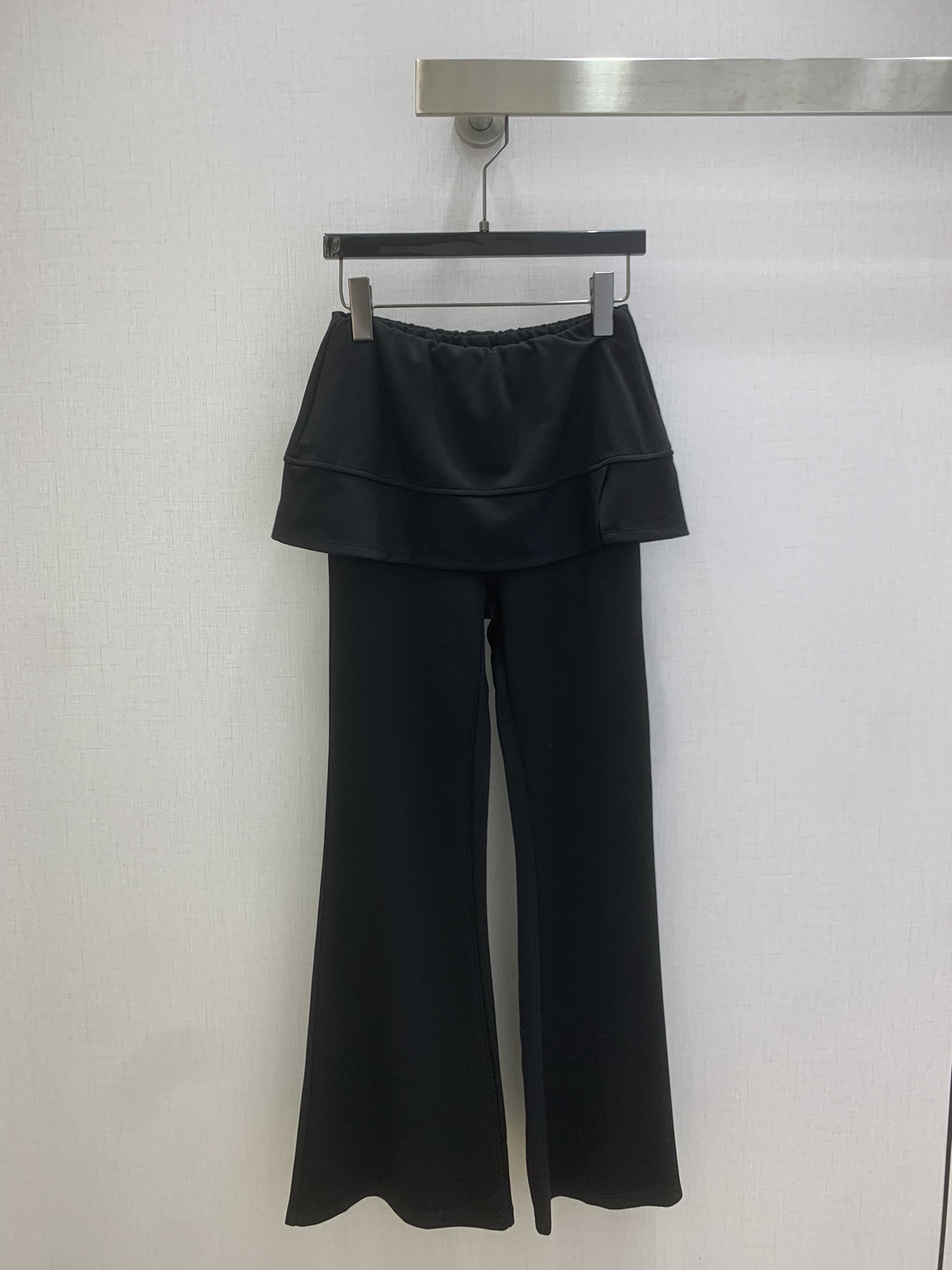 NO:751405,Highly recommended for early spring 26, fake two-piece bootcut trousers. The upper part is in the shape of a mini skirt with side slit details. The lower part is bootcut trousers. It visually creates a layered effect of skirt + trousers. It is very layered. The fabric texture is comfortable and drapey and not easy to wrinkle. It is very suitable for daily wear. It has a strong sense of design. It is a fashionable and practical item. One color. SMLXL code. High quality ABC, skirts,19860909强烈推荐 26早春新款 假两件式微喇长裤 上半部分是一条迷你短裙的造型有侧开衩细节 下半部分则是微喇长裤 视觉上营造出裙+裤的叠穿效果 非常有层次感 面料质感舒适有垂坠感不易起皱 很适合日常穿着 设计感很强是兼具时髦与实穿的单品一个色 SMLXL码 高品质ABC,,skirts,,Women's clothing