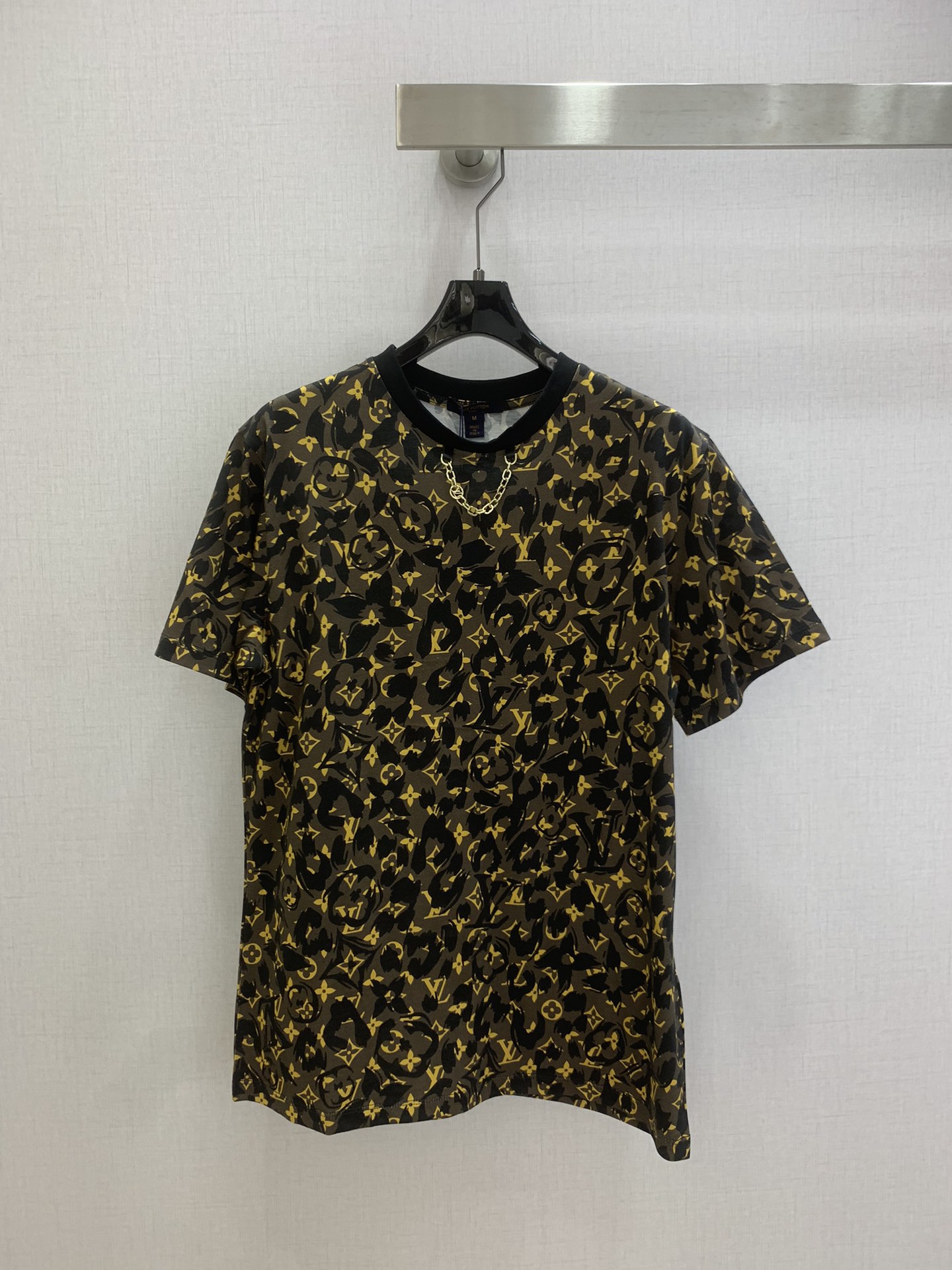 NO:751388,Highly recommended for the early spring of 26. Presbyopic chain short-sleeved T-shirt. The cotton fabric is soft and comfortable. It is OK for daily wear or trendy occasions. It is fashionable and personalized. It has a loose fit and looks great with jeans or casual pants. It can easily create street style or luxury casual style. Two colors SML code. High quality ABC, jeans, T-shirt, tees, t-shirt,19860909强烈推荐 26早春新款 老花链条短袖T恤,棉质面料柔软舒适,日常穿搭或潮流场合都很OK时髦又有个性,宽松版型,搭配牛仔裤或休闲裤都很出彩,轻松打造街头风或奢华休闲风 两个色 SML码 高品质ABC,,jeans,T-shirt,tees，t-shirt,,Women's clothing