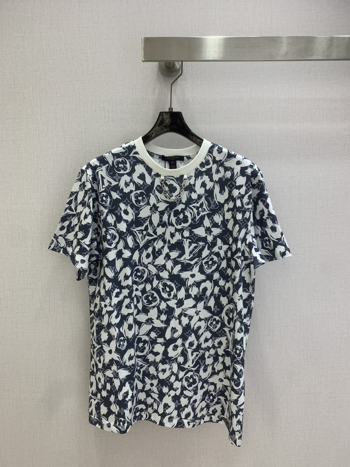 NO:751380,Highly recommended for the early spring of 26. Presbyopic chain short-sleeved T-shirt. The cotton fabric is soft and comfortable. It is OK for daily wear or trendy occasions. It is fashionable and personalized. It has a loose fit and looks great with jeans or casual pants. It can easily create street style or luxury casual style. Two colors SML code. High quality ABC, jeans, T-shirt, tees, t-shirt,19860909强烈推荐 26早春新款 老花链条短袖T恤,棉质面料柔软舒适,日常穿搭或潮流场合都很OK时髦又有个性,宽松版型,搭配牛仔裤或休闲裤都很出彩,轻松打造街头风或奢华休闲风 两个色 SML码 高品质ABC,,jeans,T-shirt,tees，t-shirt,,Women's clothing