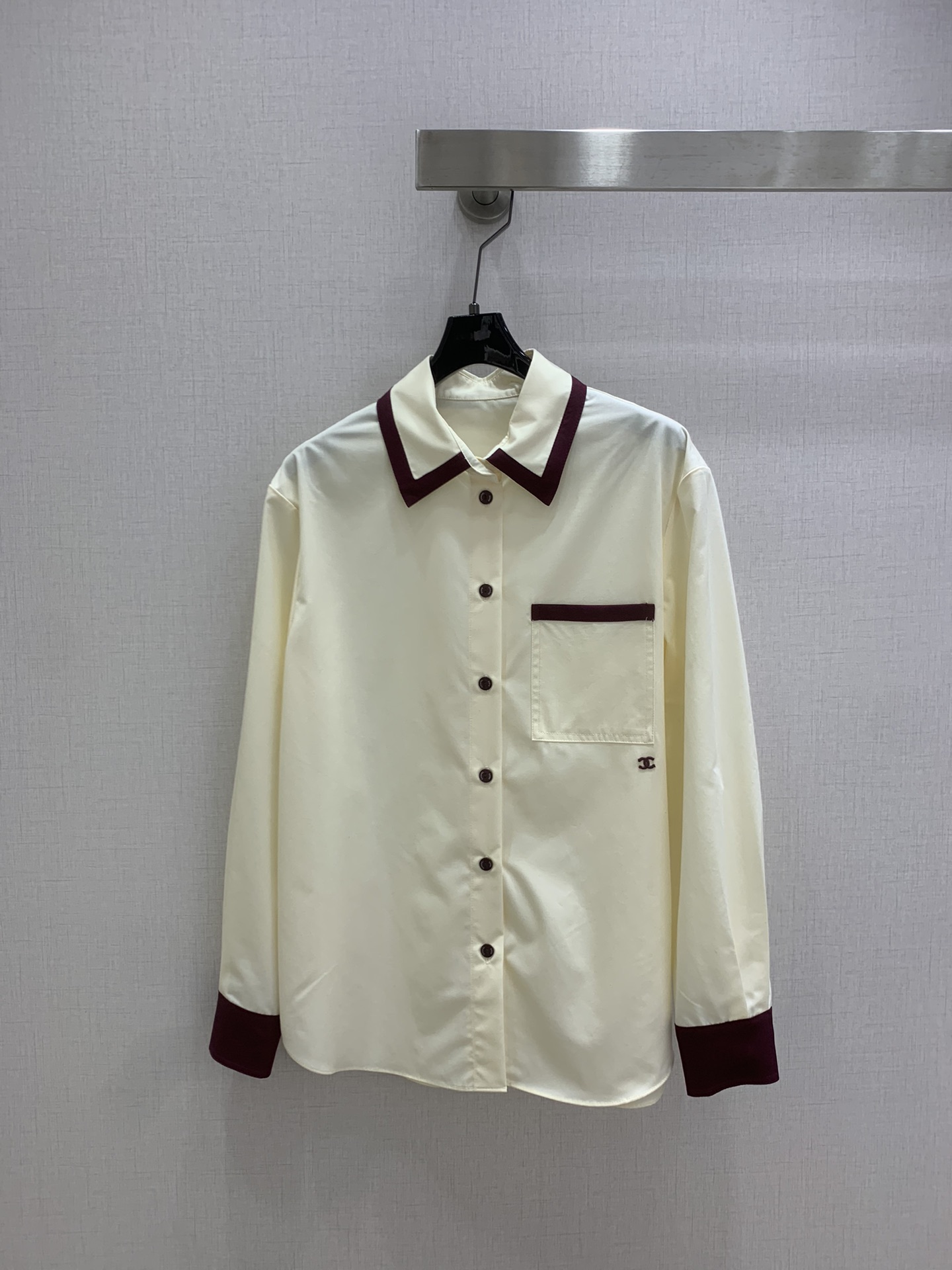 NO:751360,Highly recommended for the early spring of 26. Color-blocked lapel shirt. Shan Yichun's three-piece set with the same style as the show. The upper body is so handsome. The lapel single-breasted long-sleeved shirt is off-white with burgundy piping. It comes with a retro filter. The loose version does not pick up the figure. It is lazy and frank. The combination of suspenders + shirt + trousers (batch separately) can not only give a sense of layering, but also be able to flexibly cope with temperature differences. The outer wear is casual and boyish.  Wear it alone with a little bit of sexiness. The essence of this 'pajamas worn outside' is to wear comfort into fashion. No need to deliberately concave the shape. Just standing casually will look like a magazine cover. One color SML code, high quality ABC, shirts,19860909强烈推荐 26早春新款 拼色翻领衬衫 单依纯秀场同款小香风三件套 上身帅到没朋友 翻领单排扣长袖衬衫 米白底色搭配酒红滚边自带复古滤镜 宽松版型不挑身材 慵懒中透着率性 吊带+衬衫+长裤的组合（分开批）既能穿出层次感 又能灵活应对温差 外搭是随性少年感 单穿内搭又带点小性感 这种“睡衣外穿”的精髓 就是把舒适穿成时尚 不用刻意凹造型 随便站着就是杂志封面既视感 一个色 SML码 高品质ABC,,shirts,,Women's clothing