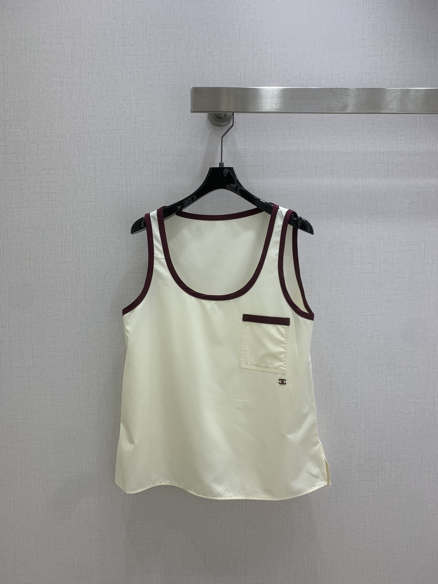 NO:751372,Highly recommended for the early spring of 26. Color-blocked suspender top. Shan Yichun's three-piece fragrant style suit from the show. The upper body is so handsome. The lapel single-breasted long-sleeved shirt is off-white with burgundy piping. It comes with retro filters. The loose version does not pick up the figure. It is lazy and frank. The combination of suspenders + shirt + trousers (batch separately) can not only give a sense of layering, but also be flexible in dealing with temperature differences. The outer wear is casual and boyish.  Wear it alone with a little bit of sexiness. The essence of this 'pajamas worn outside' is to wear comfort into fashion. No need to deliberately concave the shape. Just standing casually will look like a magazine cover. One color SML code, high quality ABC, shirts,19860909强烈推荐 26早春新款 拼色吊带上衣 单依纯秀场同款小香风三件套 上身帅到没朋友 翻领单排扣长袖衬衫 米白底色搭配酒红滚边自带复古滤镜 宽松版型不挑身材 慵懒中透着率性 吊带+衬衫+长裤的组合（分开批）既能穿出层次感 又能灵活应对温差 外搭是随性少年感 单穿内搭又带点小性感 这种“睡衣外穿”的精髓 就是把舒适穿成时尚 不用刻意凹造型 随便站着就是杂志封面既视感 一个色 SML码 高品质ABC,,shirts,,Women's clothing