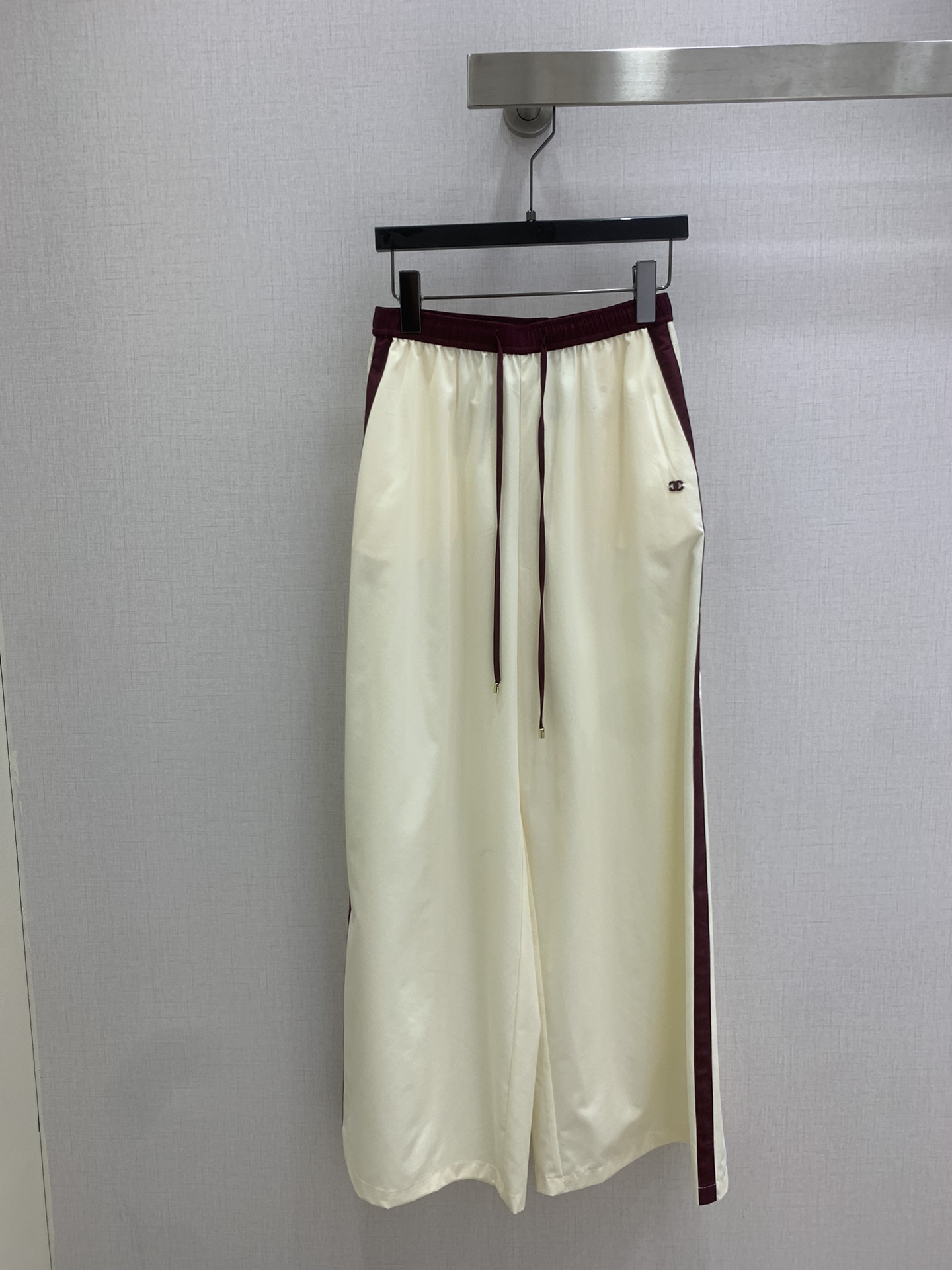 NO:751376,Highly recommended for the early spring of 26. Color-blocked drawstring wide-leg trousers. Shan Yichun's three-piece fragrant style suit from the show. The upper body is so handsome. The lapel single-breasted long-sleeved shirt is off-white with burgundy piping. It comes with a retro filter. The loose version does not pick up the figure. It is lazy and straightforward. The combination of suspenders + shirt + trousers (in separate batches) can not only give a sense of layering, but also be able to flexibly cope with temperature differences. The outer wear is casual and boyish.  Wear it alone with a little bit of sexiness. The essence of this 'pajamas worn outside' is to wear comfort into fashion. No need to deliberately concave the shape. Just standing casually will look like a magazine cover. One color SML code, high quality ABC, shirts,19860909强烈推荐 26早春新款 拼色抽绳阔腿长裤 单依纯秀场同款小香风三件套 上身帅到没朋友 翻领单排扣长袖衬衫 米白底色搭配酒红滚边自带复古滤镜 宽松版型不挑身材 慵懒中透着率性 吊带+衬衫+长裤的组合（分开批）既能穿出层次感 又能灵活应对温差 外搭是随性少年感 单穿内搭又带点小性感 这种“睡衣外穿”的精髓 就是把舒适穿成时尚 不用刻意凹造型 随便站着就是杂志封面既视感 一个色 SML码 高品质ABC,,shirts,,Women's clothing