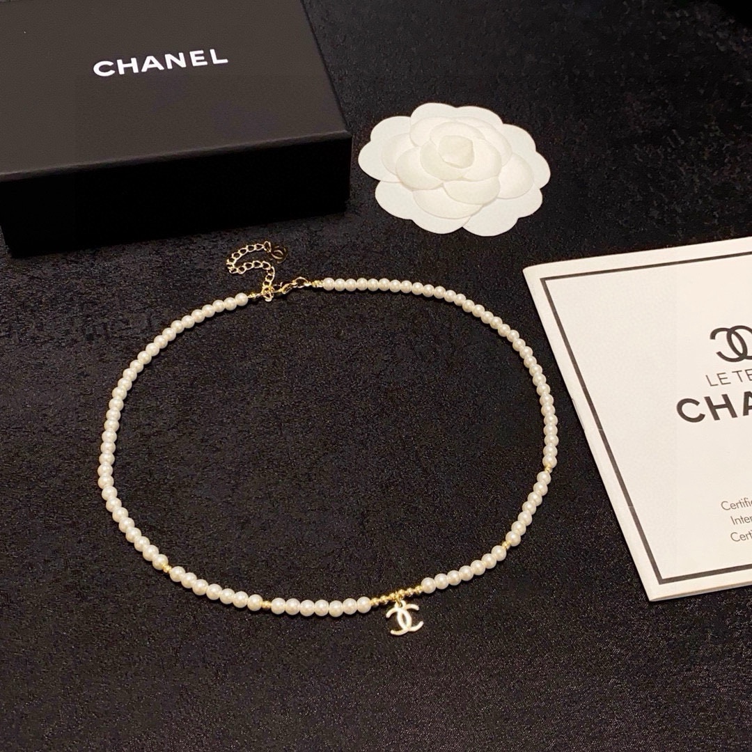 Chanel 香奈儿Chanel最新款双C字母吊坠珍珠项链 超个性 百搭款特别特别赞 整体细节非常令人惊喜