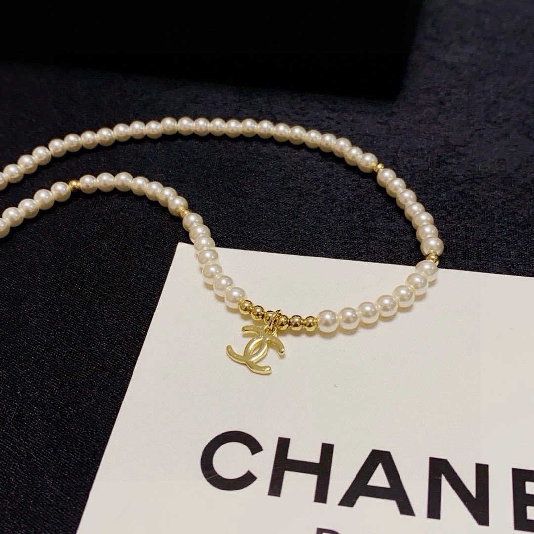 Chanel 香奈儿Chanel最新款双C字母吊坠珍珠项链 超个性 百搭款特别特别赞 整体细节非常令人惊喜