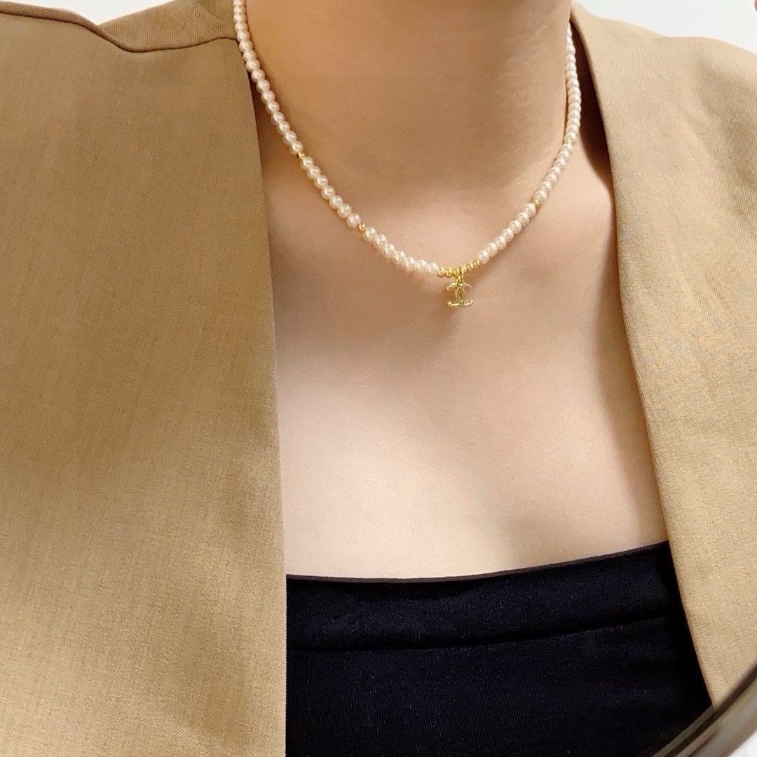 Chanel 香奈儿Chanel最新款双C字母吊坠珍珠项链 超个性 百搭款特别特别赞 整体细节非常令人惊喜