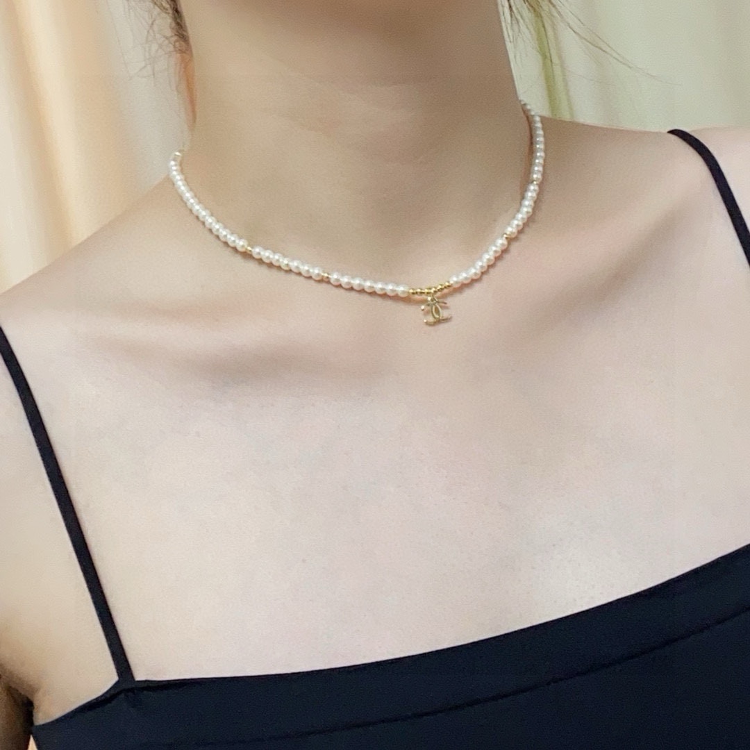 Chanel 香奈儿Chanel最新款双C字母吊坠珍珠项链 超个性 百搭款特别特别赞 整体细节非常令人惊喜