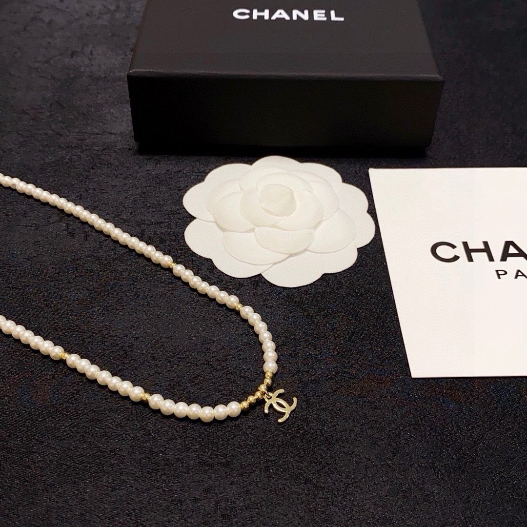 Chanel 香奈儿Chanel最新款双C字母吊坠珍珠项链 超个性 百搭款特别特别赞 整体细节非常令人惊喜