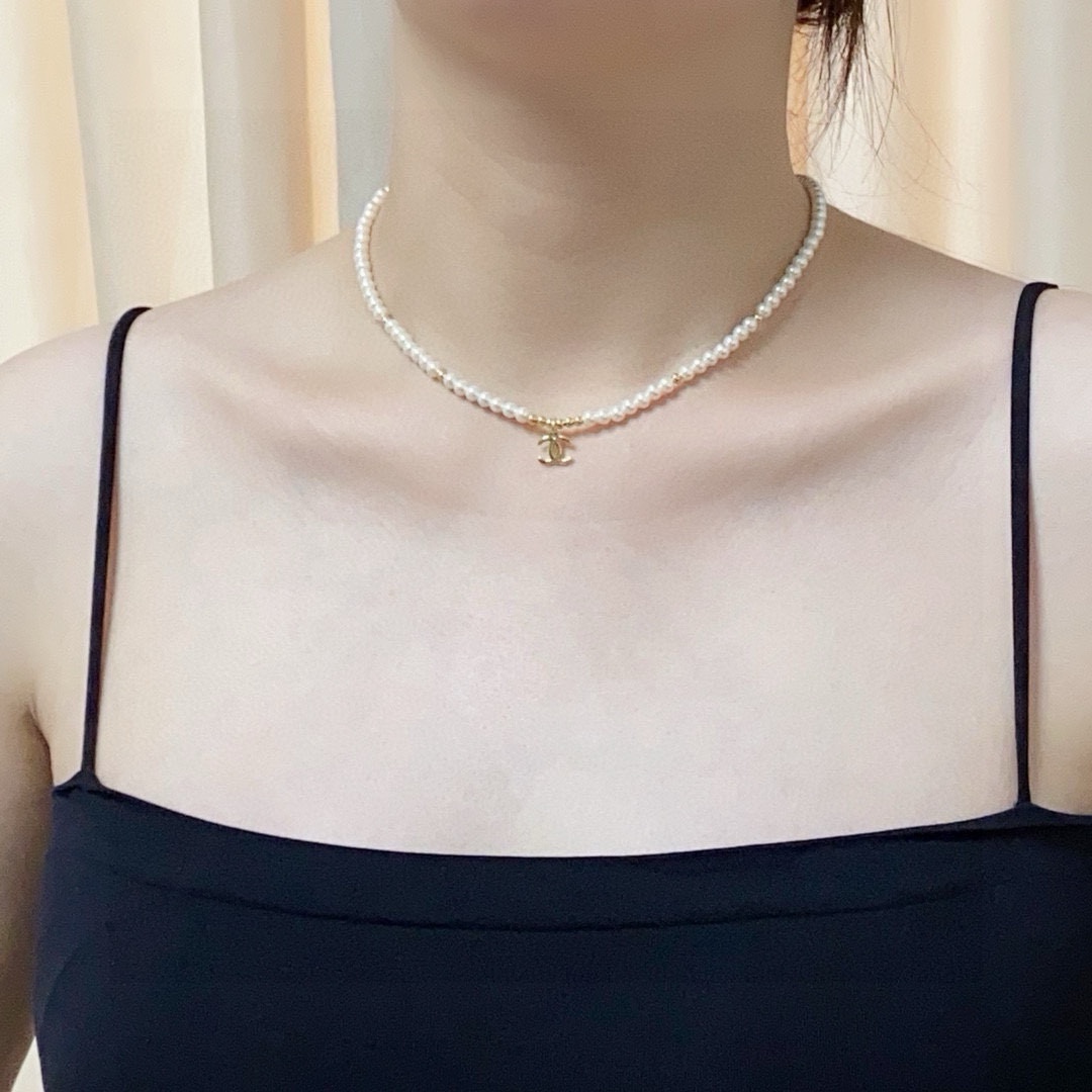 Chanel 香奈儿Chanel最新款双C字母吊坠珍珠项链 超个性 百搭款特别特别赞 整体细节非常令人惊喜