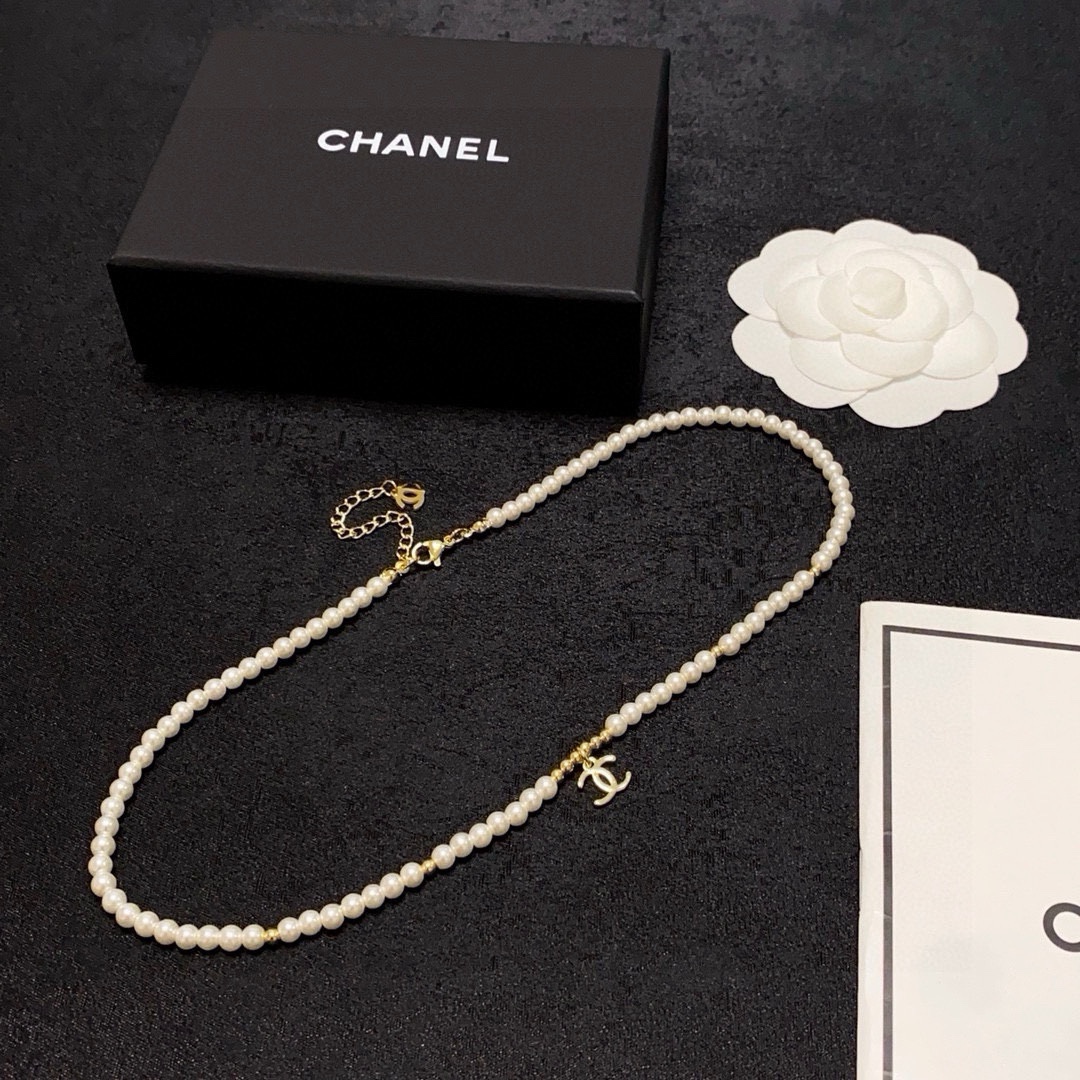 Chanel 香奈儿Chanel最新款双C字母吊坠珍珠项链 超个性 百搭款特别特别赞 整体细节非常令人惊喜