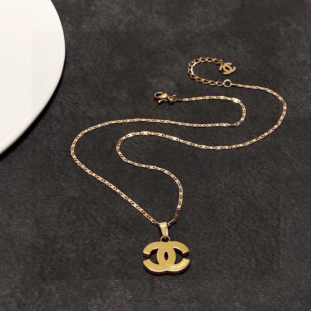 Chanel 香奈儿Chanel最新款双C项链 精钢保色超个性 百搭款特别特别赞 整体细节非常令人惊喜