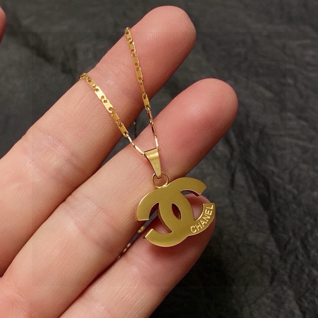 Chanel 香奈儿Chanel最新款双C项链 精钢保色超个性 百搭款特别特别赞 整体细节非常令人惊喜