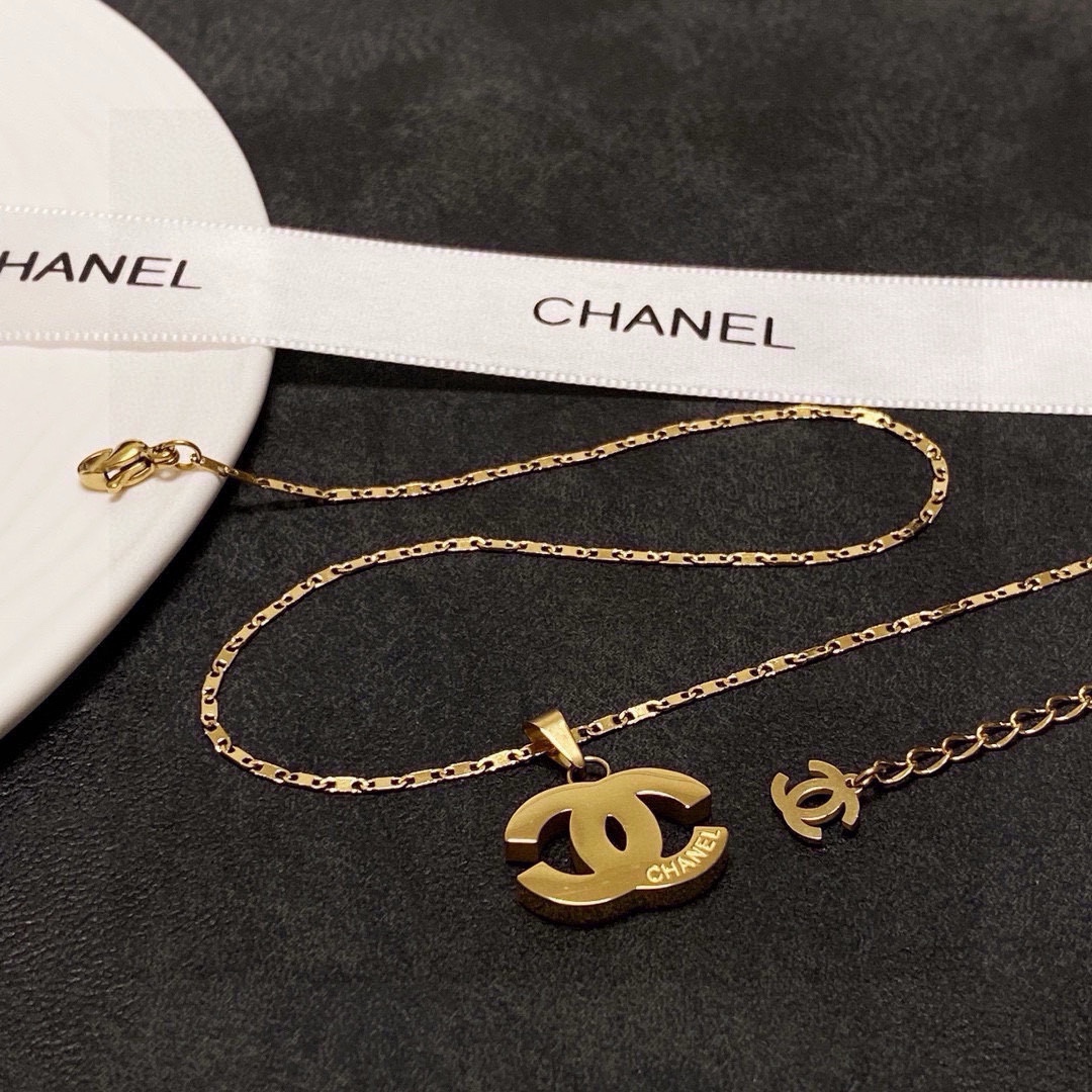 Chanel 香奈儿Chanel最新款双C项链 精钢保色超个性 百搭款特别特别赞 整体细节非常令人惊喜