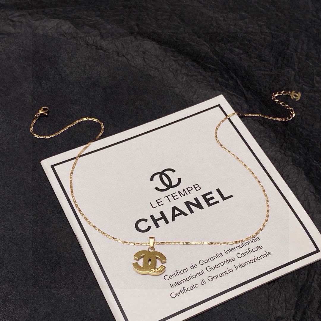 Chanel 香奈儿Chanel最新款双C项链 精钢保色超个性 百搭款特别特别赞 整体细节非常令人惊喜