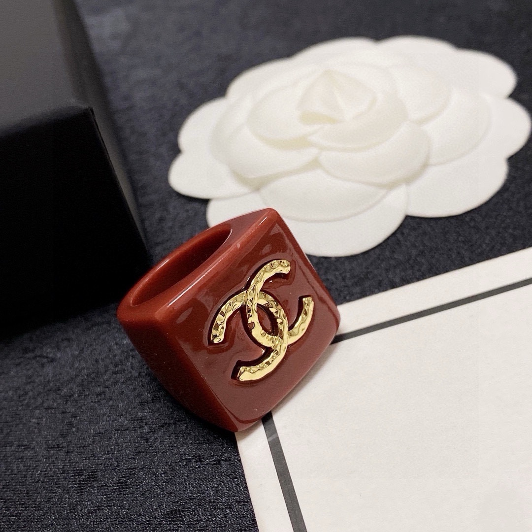 Chanel 小香风Chanel字母双C彩色系列亚克力造型戒指 夏天 款 带Logo简约的设计