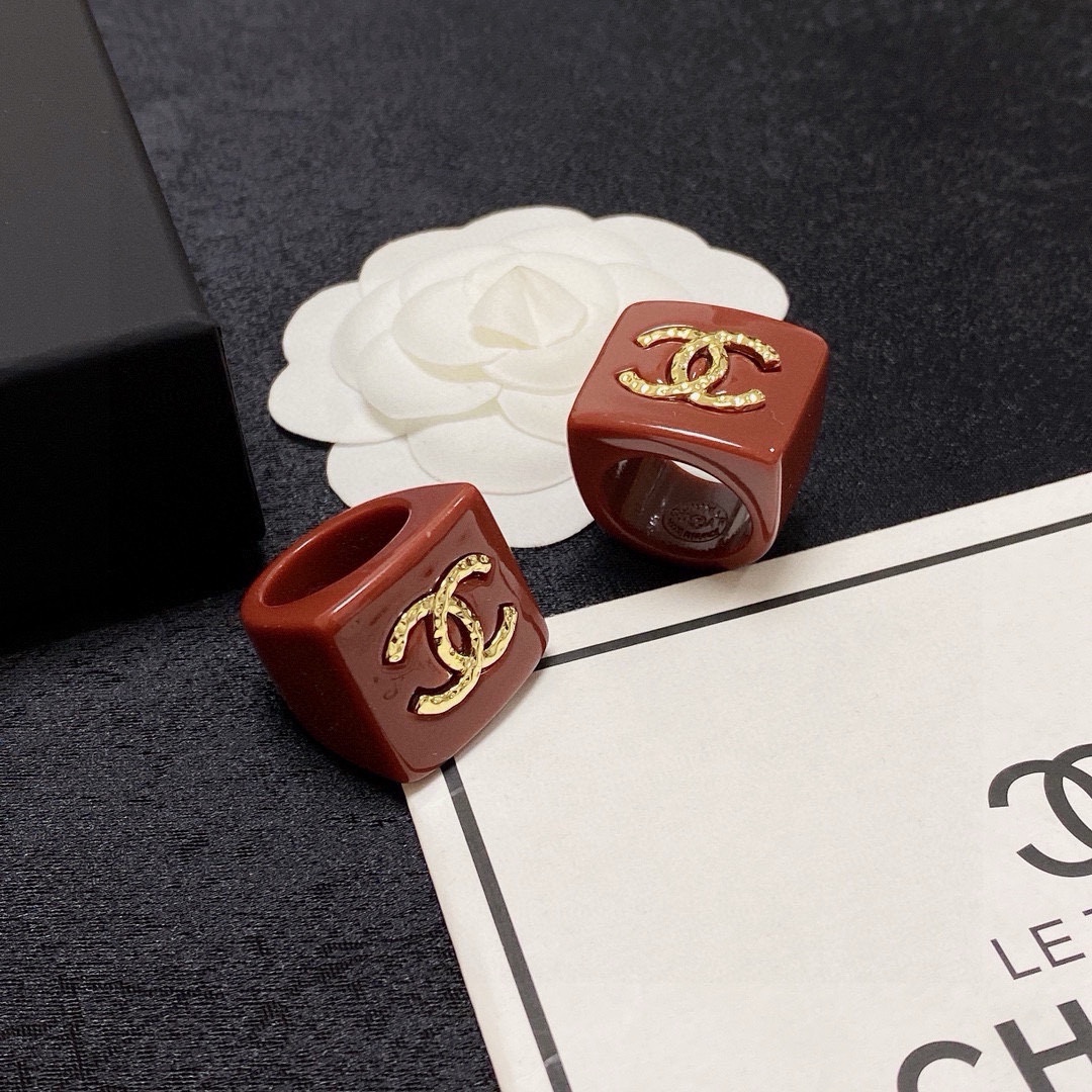 Chanel 小香风Chanel字母双C彩色系列亚克力造型戒指 夏天 款 带Logo简约的设计