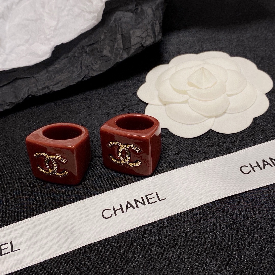 Chanel 小香风Chanel字母双C彩色系列亚克力造型戒指 夏天 款 带Logo简约的设计
