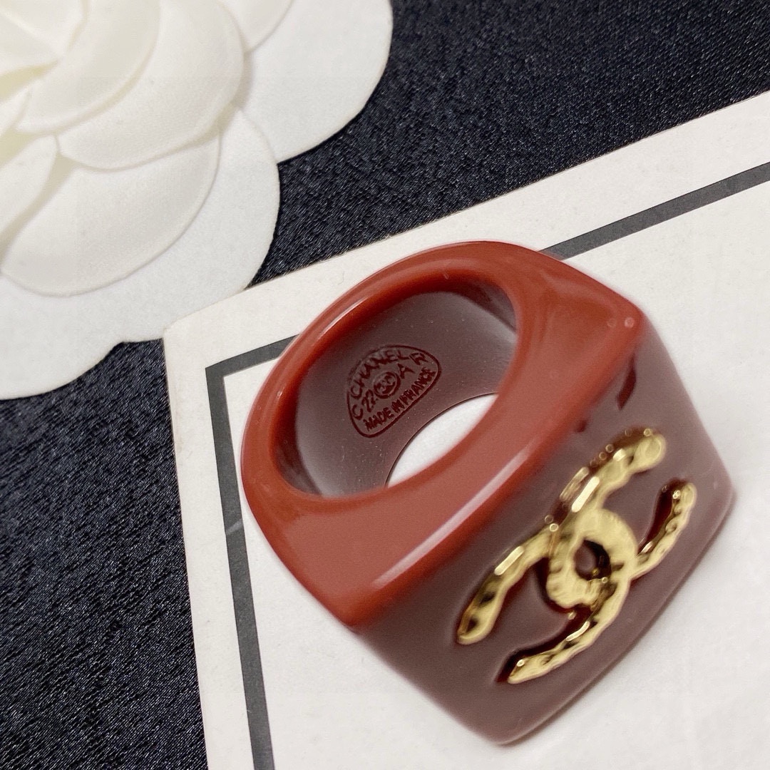 Chanel 小香风Chanel字母双C彩色系列亚克力造型戒指 夏天 款 带Logo简约的设计