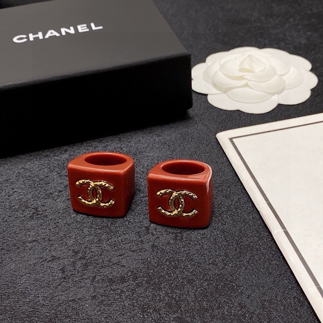 Chanel 小香风Chanel字母双C彩色系列亚克力造型戒指 夏天 款 带Logo简约的设计
