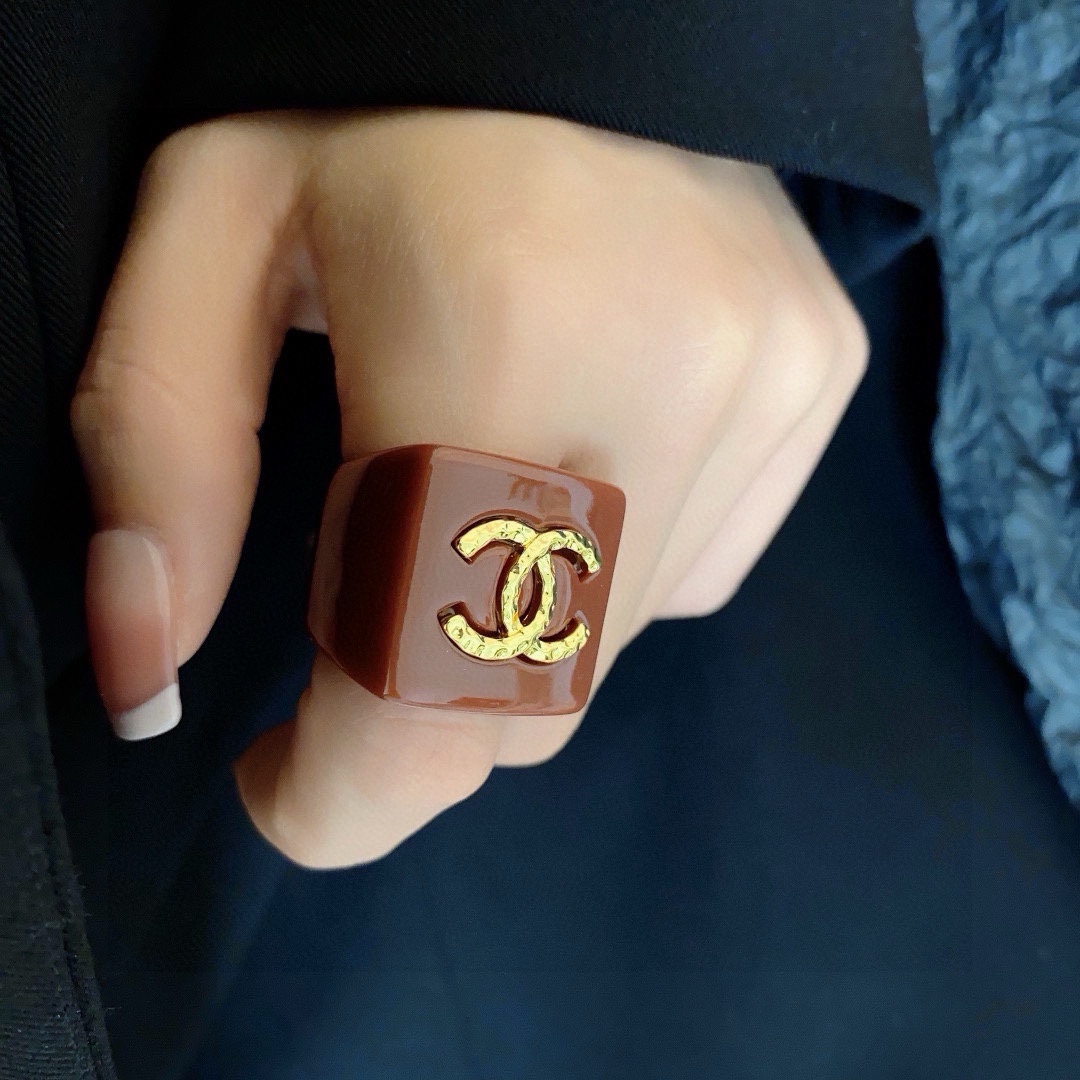 Chanel 小香风Chanel字母双C彩色系列亚克力造型戒指 夏天 款 带Logo简约的设计