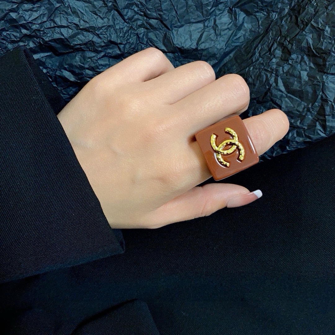 Chanel 小香风Chanel字母双C彩色系列亚克力造型戒指 夏天 款 带Logo简约的设计