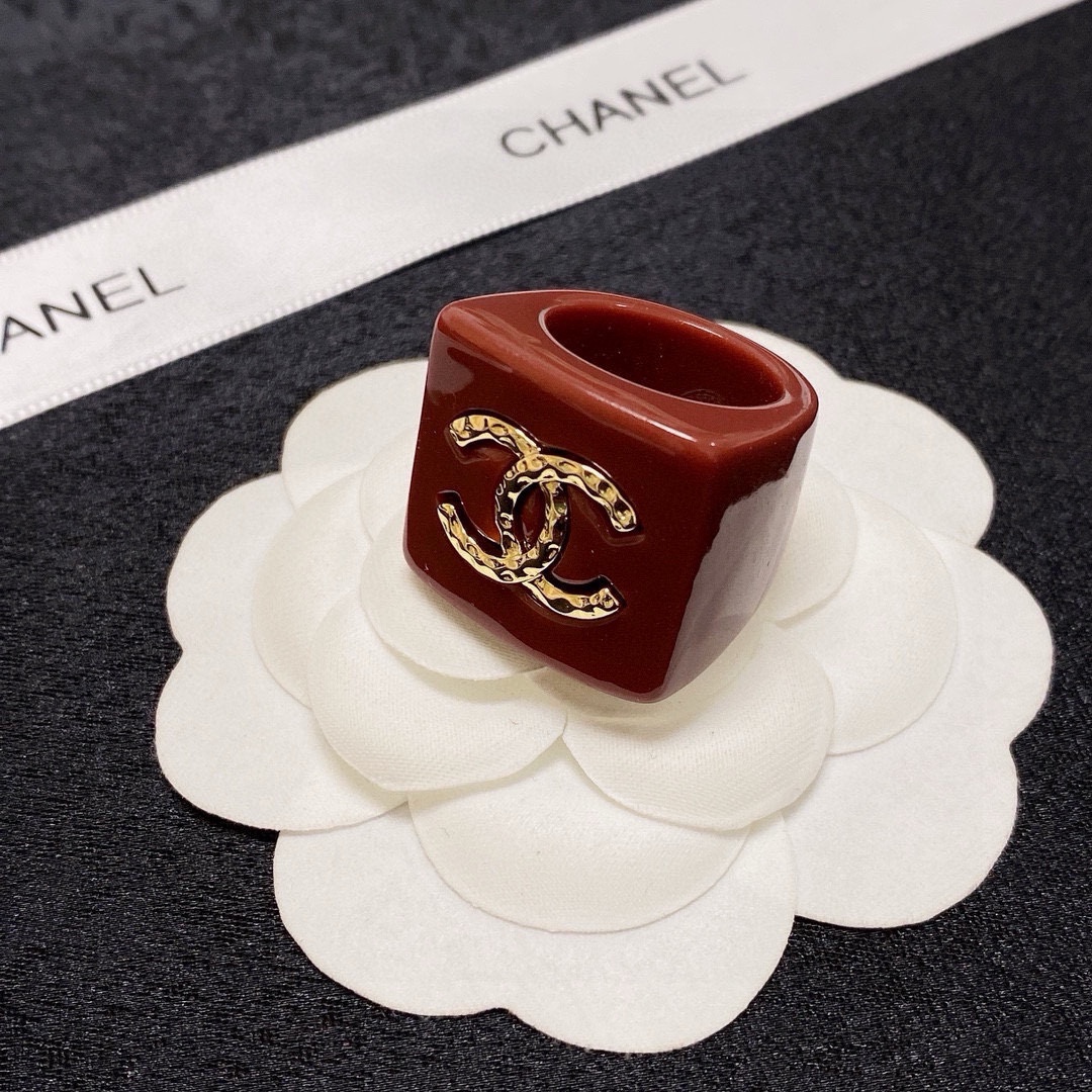 Chanel 小香风Chanel字母双C彩色系列亚克力造型戒指 夏天 款 带Logo简约的设计